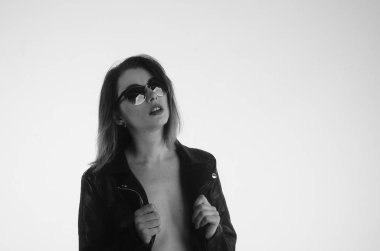 Güzel çıplak kadın ışık arka planında poz veriyor. 