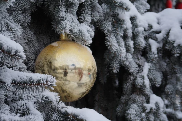 Grote kerstversiering op de boom — Stockfoto