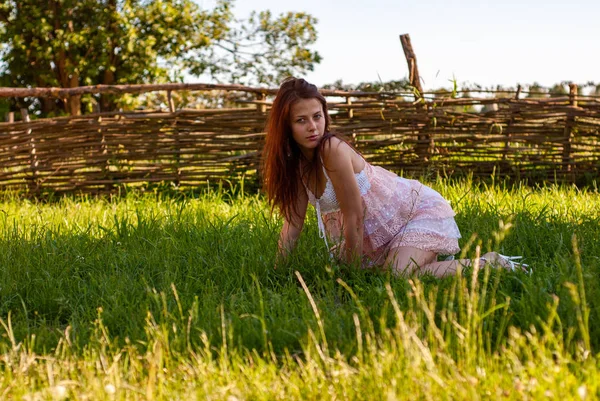 Привлекательная Молодая Женщина Позирует Перед Камерой Сельской Местности — стоковое фото