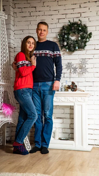 Beautiful Couple Love Christmas Tree — стоковое фото