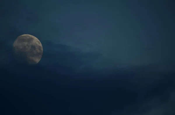 Eclipse da lua em um céu negro — Fotografia de Stock