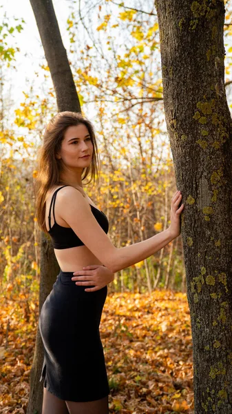 Young Beautiful Woman Walking Park Autumn — Foto Stock