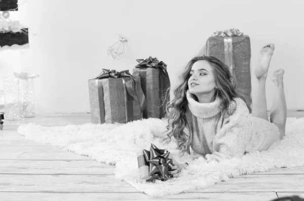 Jovem bela mulher esperando natal em casa — Fotografia de Stock