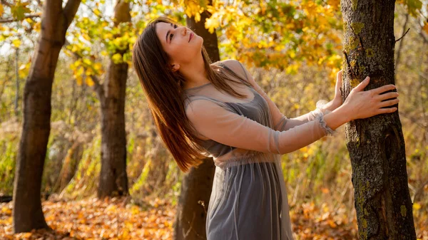 Sonbaharda Parkta Yürüyen Genç Güzel Bir Kadın — Stok fotoğraf