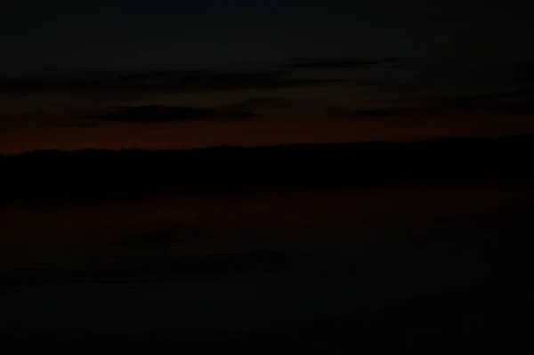 Vista Pittoresca Del Cielo Buio Infinito Sul Lago Prima Mattina — Foto Stock