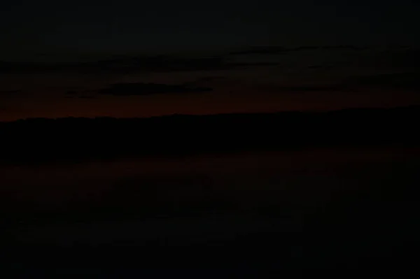 Pintoresca Vista Del Cielo Oscuro Sin Fin Sobre Lago Madrugada — Foto de Stock