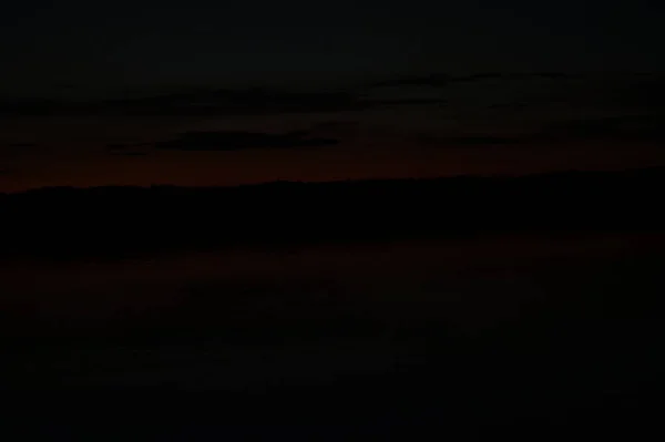 Malerischer Blick Auf Den Endlosen Dunklen Himmel Über Dem See — Stockfoto