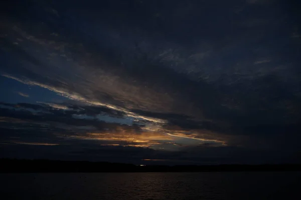 Pintoresca Vista Del Cielo Oscuro Sin Fin Sobre Lago Madrugada — Foto de Stock