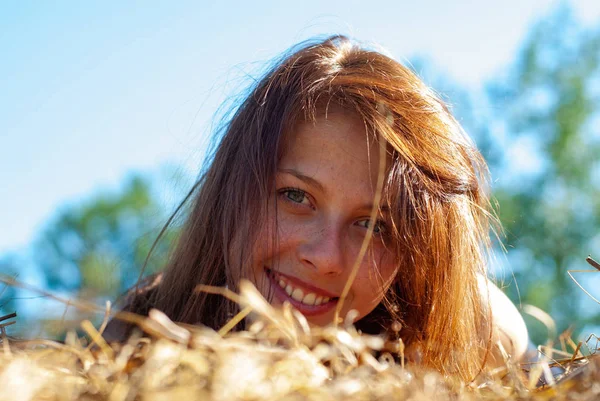 Attraktive Junge Frau Posiert Auf Dem Land Vor Der Kamera — Stockfoto