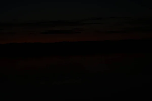 Pintoresca Vista Del Cielo Oscuro Sin Fin Sobre Lago Madrugada — Foto de Stock