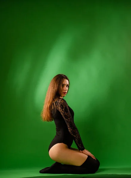 Menina em preto bodysuit no fundo verde — Fotografia de Stock