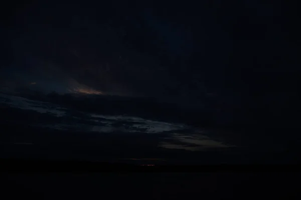 Vista Pitoresca Céu Escuro Infinito Sobre Lago Início Manhã — Fotografia de Stock