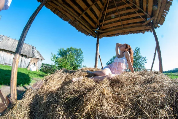 Attrayant Jeune Femme Posant Caméra Dans Campagne — Photo