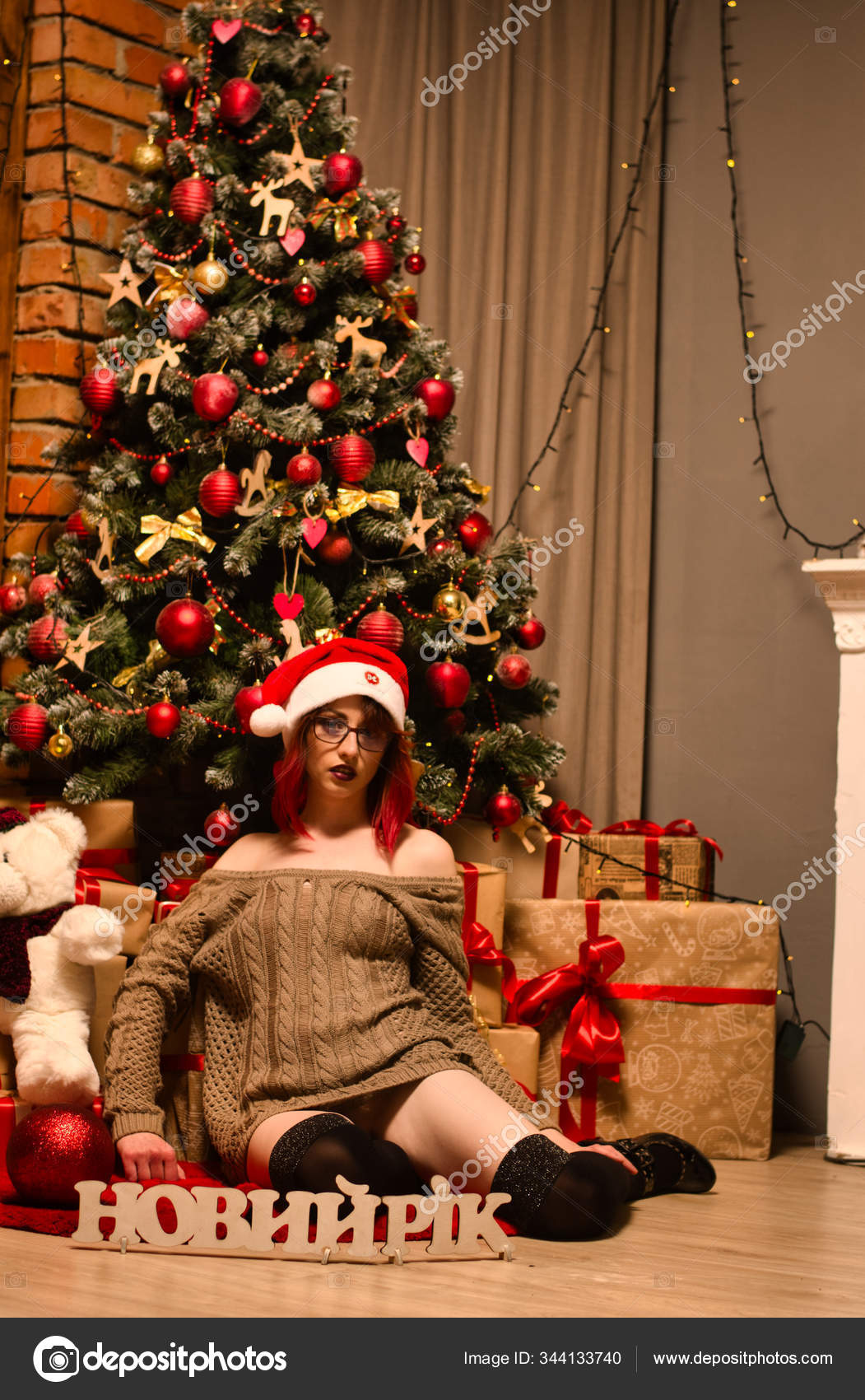 Голые девушки сексуально украшают новогоднюю елку в нижнем белье фото