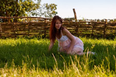 Kırsal kesimde kameraya poz veren çekici genç bir kadın.