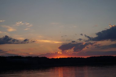 Gün batımının resimsel görüntüsü gölün ayna yüzeyine yansıyor 