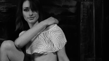 Güzel ıslak büyük göğüslü kız karanlık bir arka plan üzerinde siyah mayo giyiyor. Düşen yağmur damlaları ve sanatsal doğal duman. Reklam, ticari tasarım. Uzay kopyalayın. Karışık Asya-Kafkas yarış.