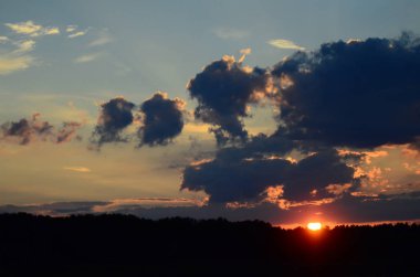 Sahilde gün batımı Güzel gökyüzü