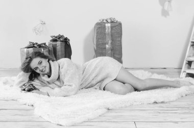 Noel evde bekleyen genç güzel kadın