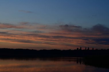 Gölde yansıtılan güzel gün batımı.
