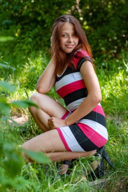 Kırsal kesimde kameraya poz veren çekici genç bir kadın.