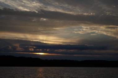 Günbatımı göl manzarasında gün batımı gemisi