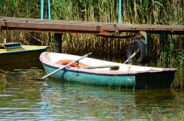 Gün doğumunda sahilde bir tekne.