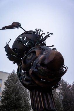 Şehrin bahçesinde dövülmüş demir heykeller. 