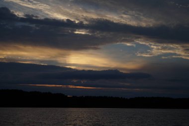 Sabahın erken saatlerinde gölün üzerinde sonsuz karanlık gökyüzü manzarası.   