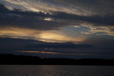 Sabahın erken saatlerinde gölün üzerinde sonsuz karanlık gökyüzü manzarası.   