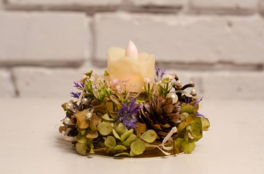 Noel kompozisyonu. Kış dönemi. Noel çelengi. El yapımı tatil çelengi.