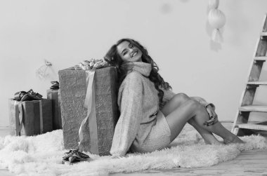 Noel evde bekleyen genç güzel kadın