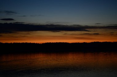 Gölde yansıtılan güzel gün batımı