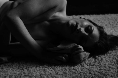 Güzel, çıplak bir kadın karanlık bir odada gizleniyordu. 