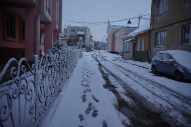 Araba şehir içinde kar altında