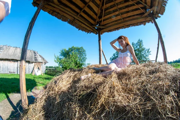 Attrayant Jeune Femme Posant Caméra Dans Campagne — Photo