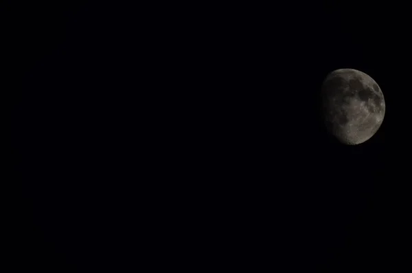 Eclipse de la luna en un cielo negro — Foto de Stock