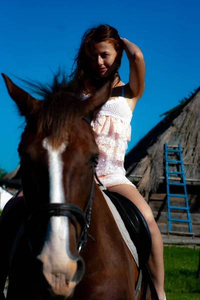 Atraktivní Mladá Žena Pózující Před Kamerou Venkově Sedící Koni — Stock fotografie