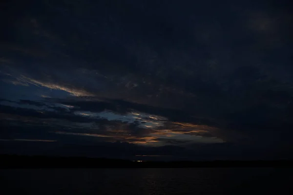 Vista Pitoresca Céu Escuro Infinito Sobre Lago Início Manhã — Fotografia de Stock