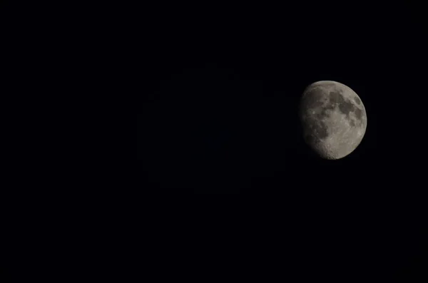 Eclipse de la luna en un cielo negro — Foto de Stock