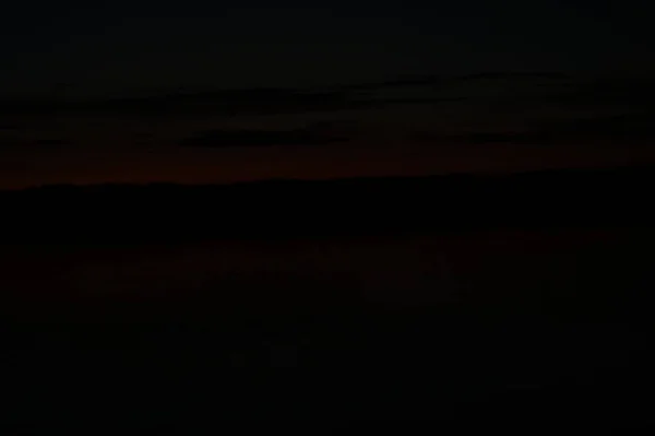 Vista Pitoresca Céu Escuro Infinito Sobre Lago Início Manhã — Fotografia de Stock