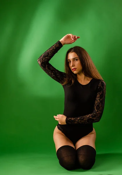 Chica en traje negro sobre fondo verde —  Fotos de Stock