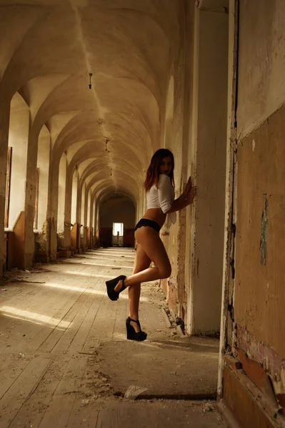 Sexy Brunetka Kobieta Bielizna Pozowanie Stary Budynek — Zdjęcie stockowe