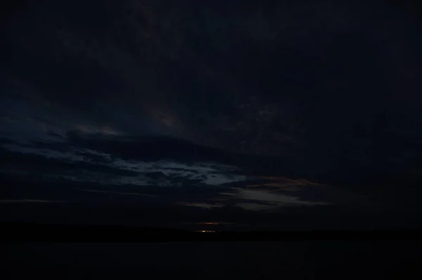 Pintoresca Vista Del Cielo Oscuro Sin Fin Sobre Lago Madrugada — Foto de Stock