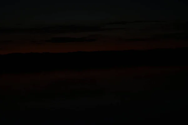 Pintoresca Vista Del Cielo Oscuro Sin Fin Sobre Lago Madrugada — Foto de Stock