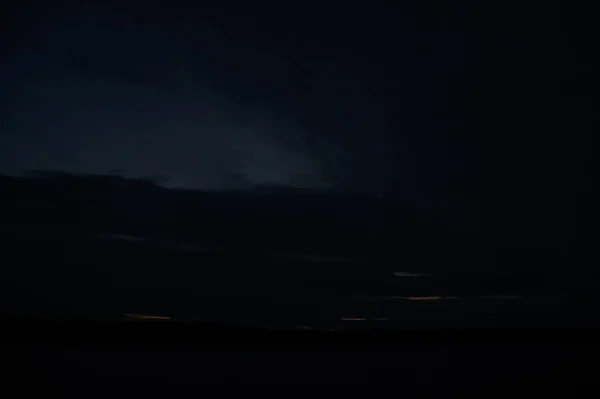 無限の暗い空の背景の絵のような景色 — ストック写真