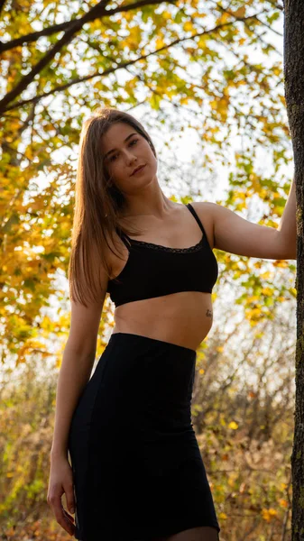 Young Beautiful Woman Walking Park Autumn — Stockfoto
