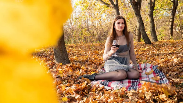 Young Beautiful Woman Glass Wine Park Autumn — Foto Stock