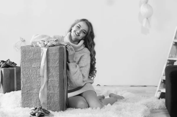 Noel evde bekleyen genç güzel kadın — Stok fotoğraf