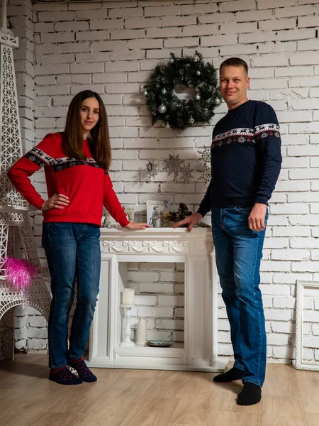 Hermosa Pareja Enamorada Cerca Chimenea —  Fotos de Stock